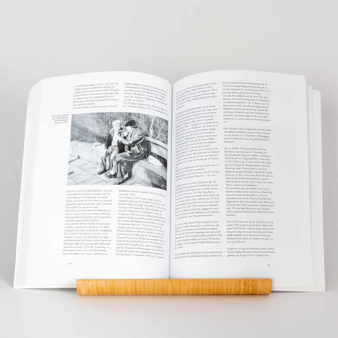 Open boek met tekst en een zwart-wit foto van twee mensen op een bank.