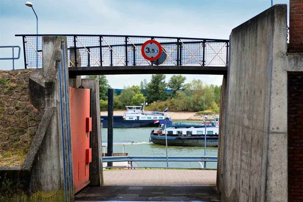 Sluizen op 't Gelders Eiland met vaarboten en waterwegen.