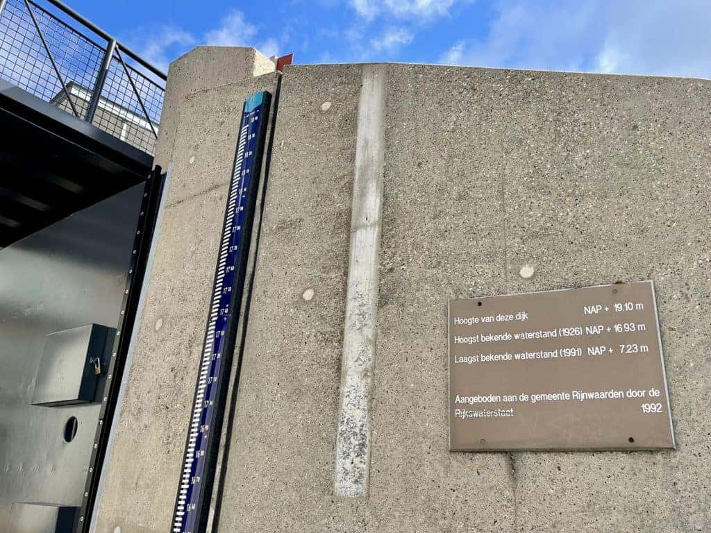 Waterhoogtemeter en informatiebord op 't Gelders Eiland, Arnhem.