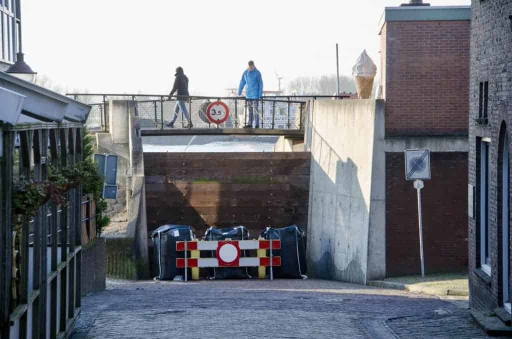 Brug over Gelders Eiland met afsluiting en wegversperring.