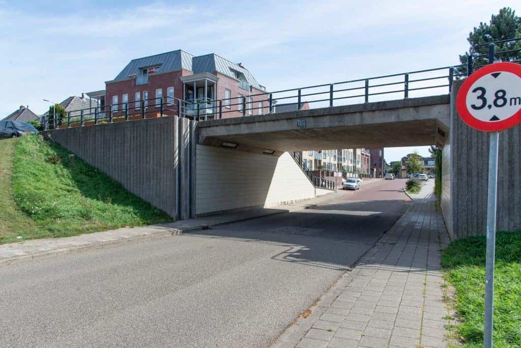 Onder de brug op 't Gelders Eiland met verkeersborden en moderne gebouwen.