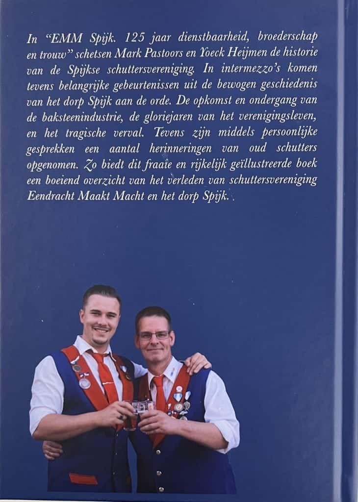 Twee mannen in traditiegetrouwe kleding op 't Gelders Eiland.
