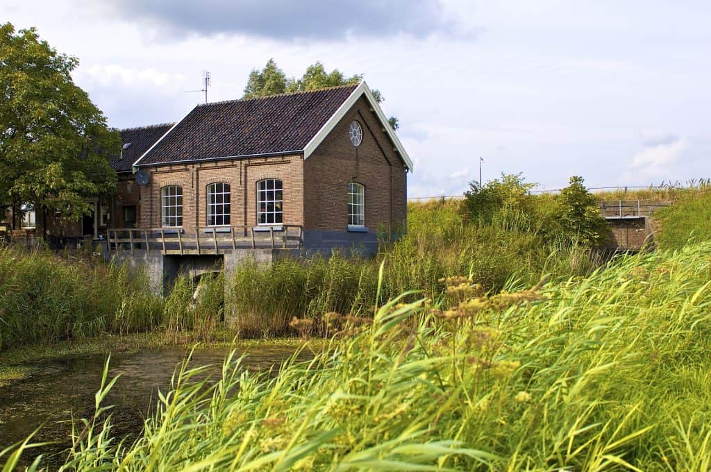 Historisch gebouw aan 't Gelders Eiland met groene omgeving.