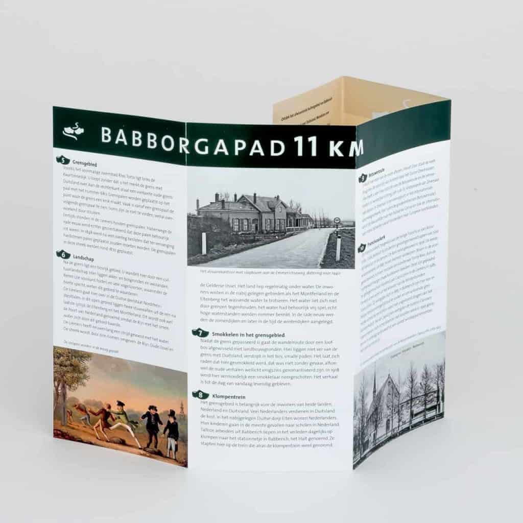 Informatiebord over Babborgapad met historische en natuurlijke details.