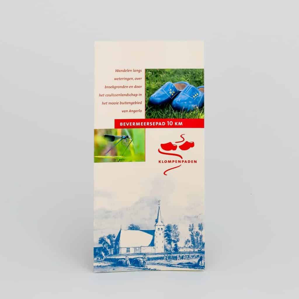 Informatiebord over wandelroute en bezienswaardigheden.