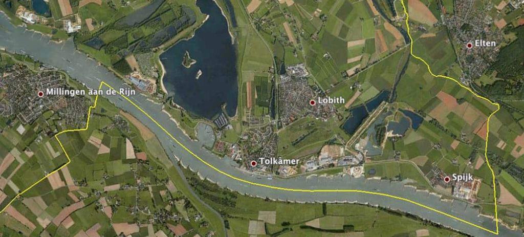 Luchtfoto van 't Gelders Eiland met rivieren en dorpjes.