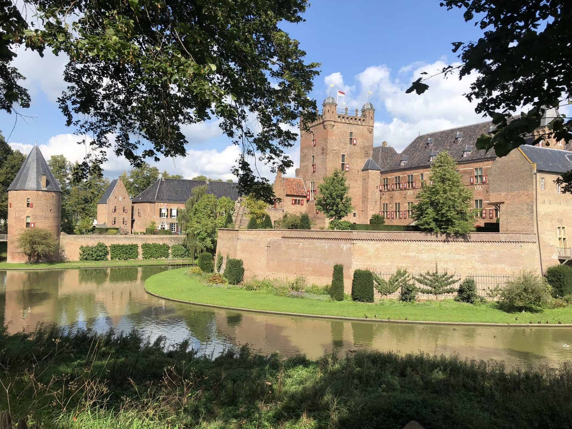 Kasteel op 't Gelders Eiland met water en groene omgeving.