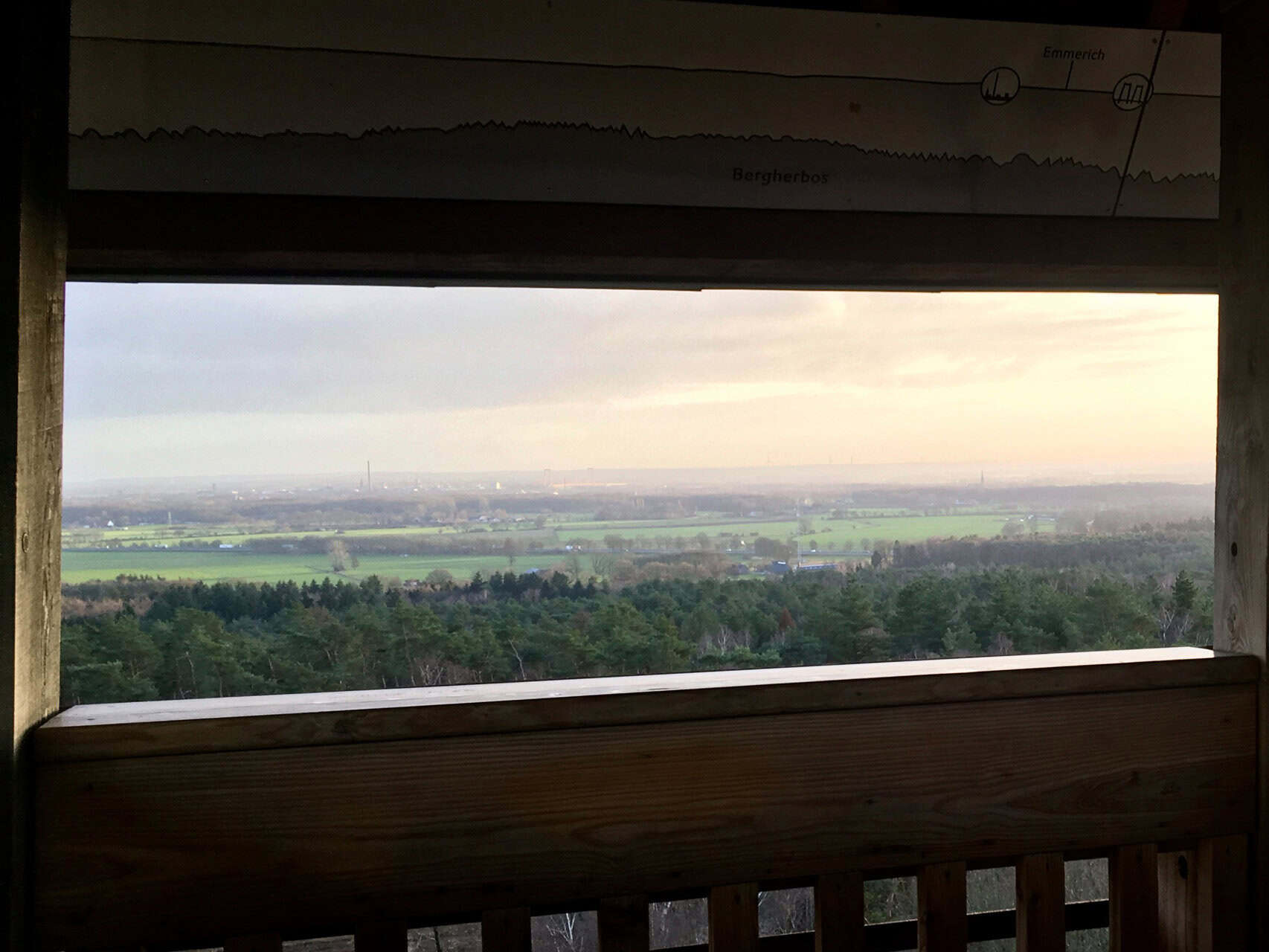 Uitzicht over het landschap vanaf uitzichtplatform op 't Gelders Eiland.