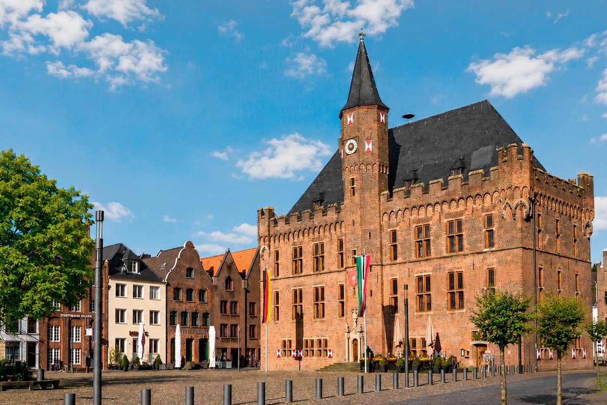 Historisch kasteel op 't Gelders Eiland met rode bakstenen en toren.