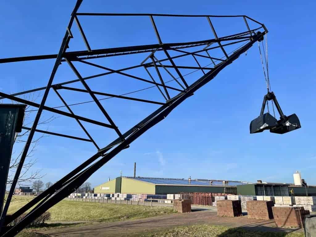 Zweefmolen op 't Gelders Eiland, met een heldere blauwe lucht op de achtergrond.
