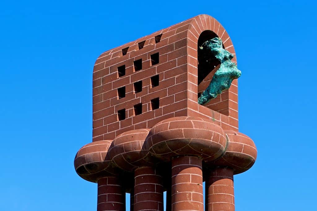Moderne sculptuur met bakstenen en waterpartij op 't Gelders Eiland.