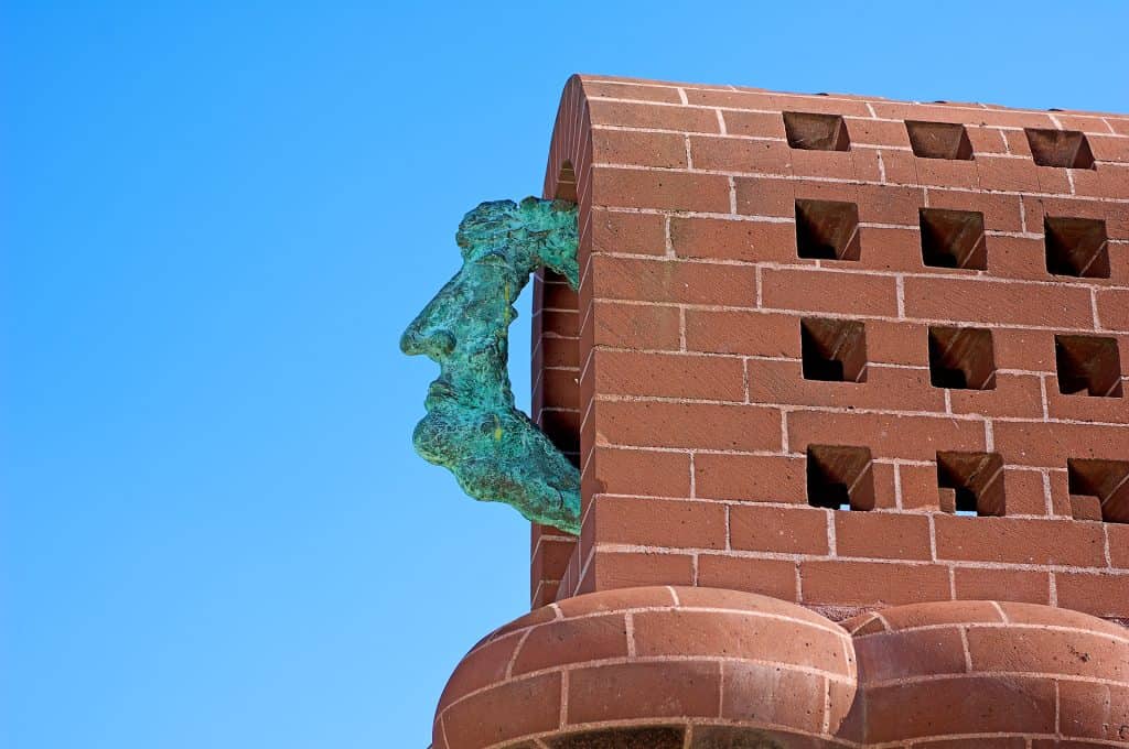 Moderne sculptuur met bruin bakstenen muur op 't Gelders Eiland.