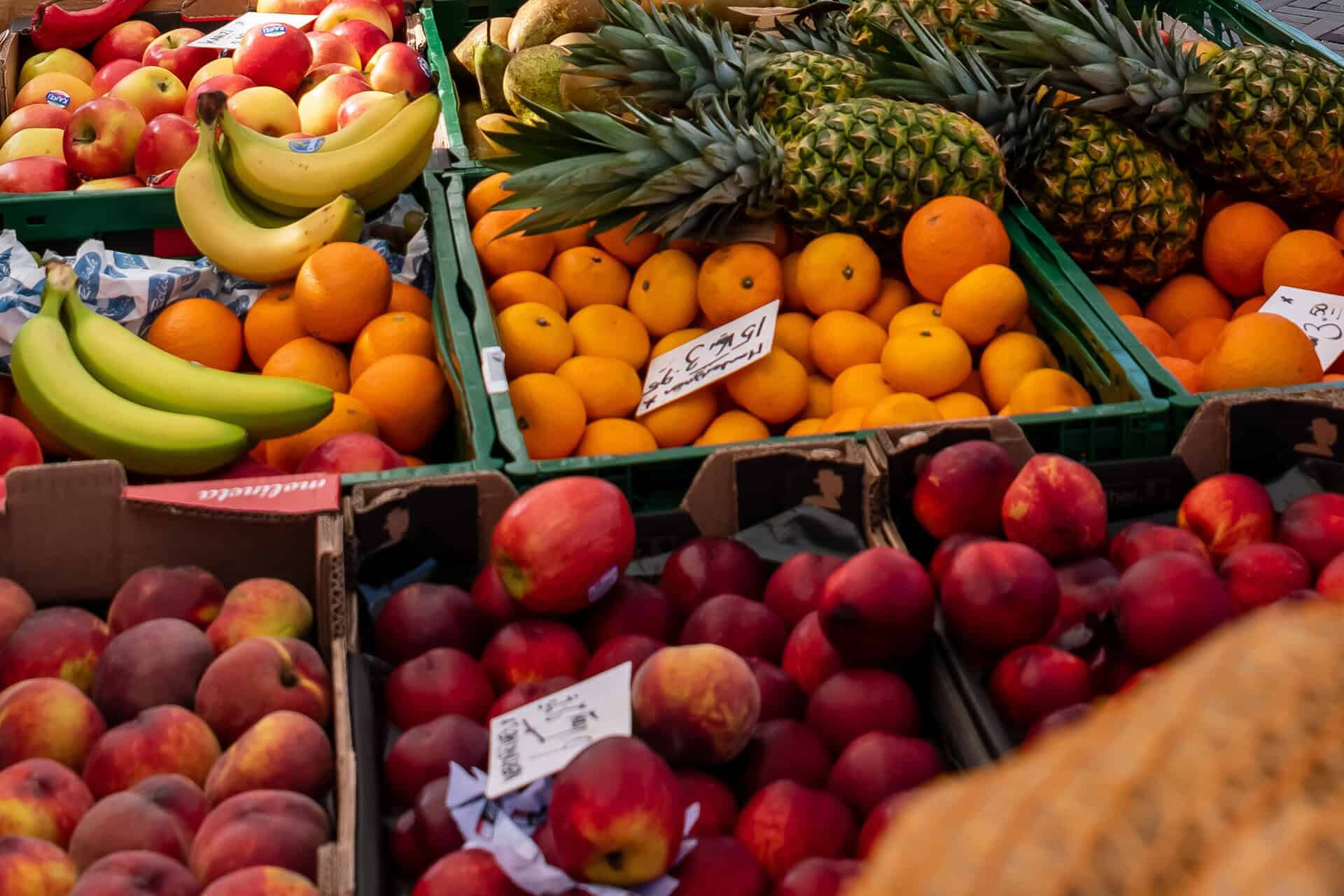 Vers fruit en citrusvruchten op de markt op 't Gelders Eiland.