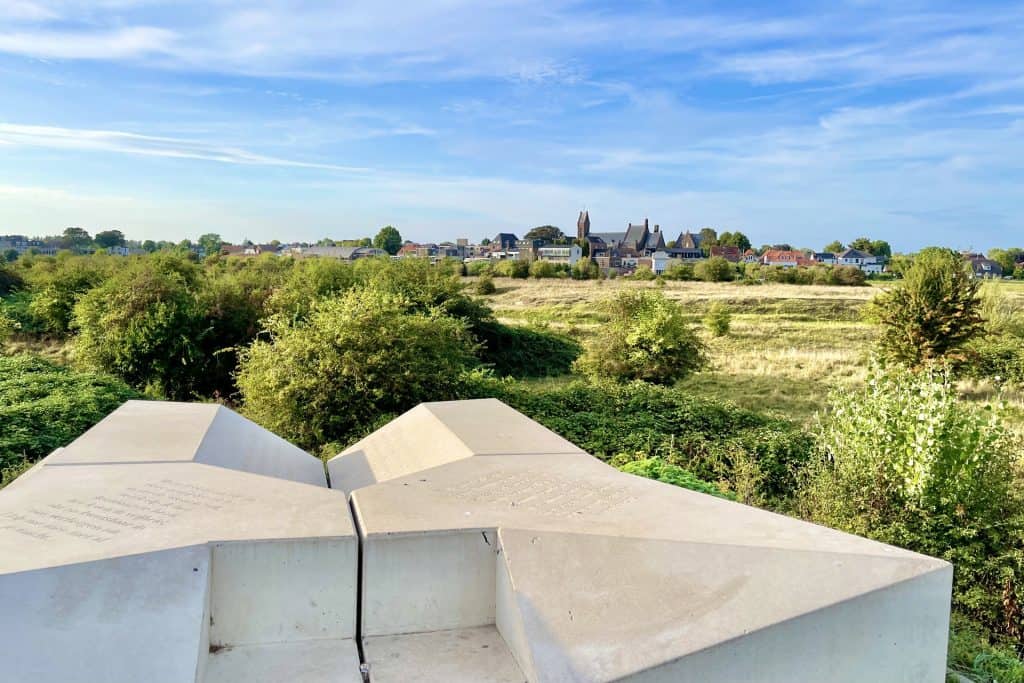 Panoramisch uitzicht over landschap en dorp op 't Gelders Eiland.