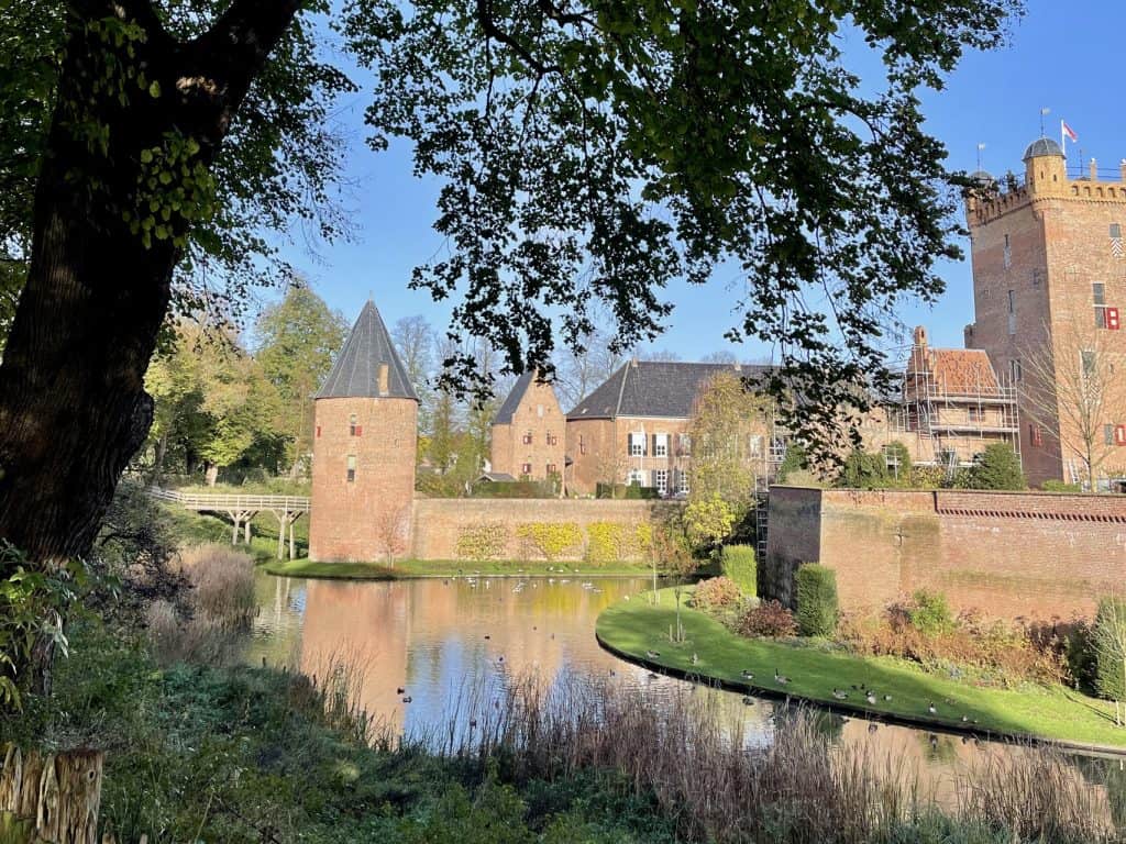 Uitzicht op kasteel en water met groene omgeving op 't Gelders Eiland.