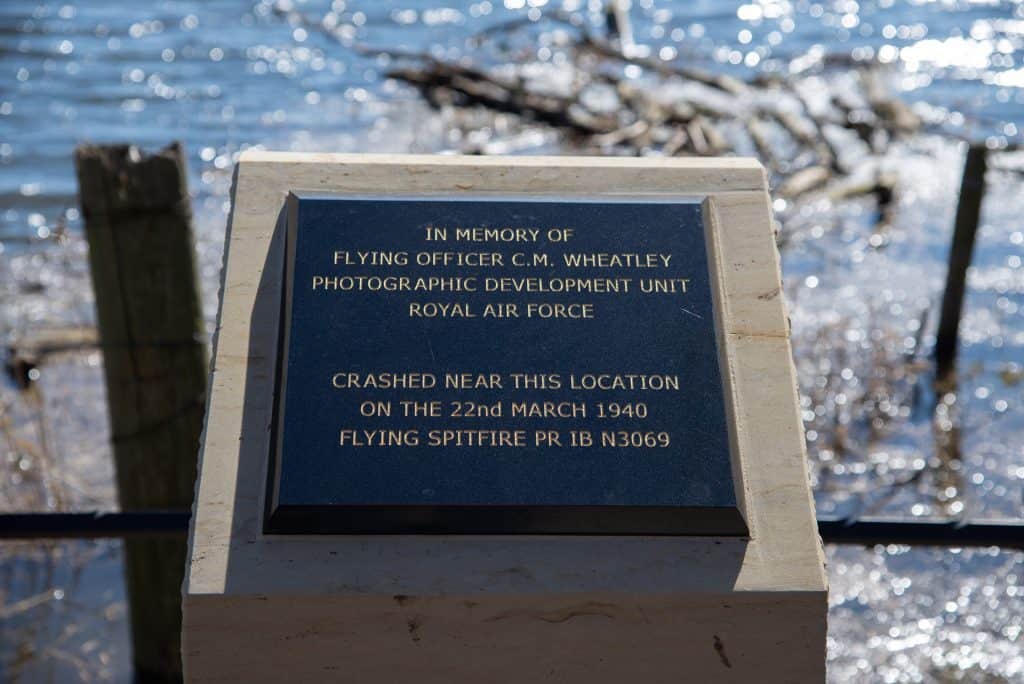 Oorlogsmonument ter nagedachtenis aan vlieger C.M. Wheatley op 't Gelders Eiland, nabij water en dri.