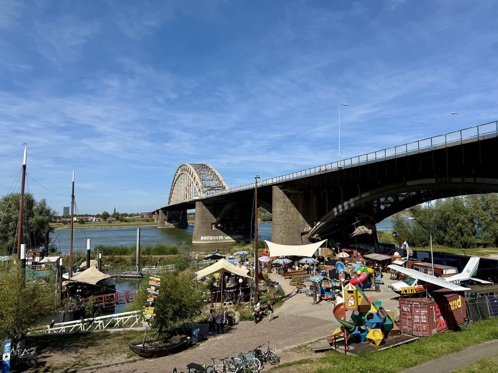 Uitzicht op 't Gelders Eiland met brug en recreatiegebied.