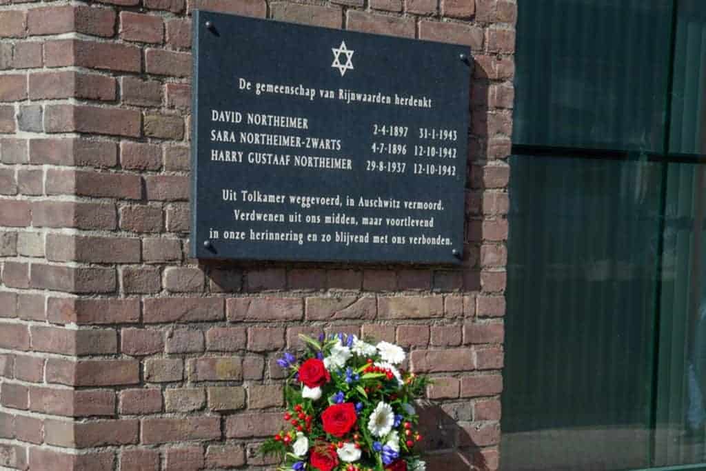 Gedenkplaat met namen en datums ter nagedachtenis aan Holocaust-slachtoffers op 't Gelders Eiland.