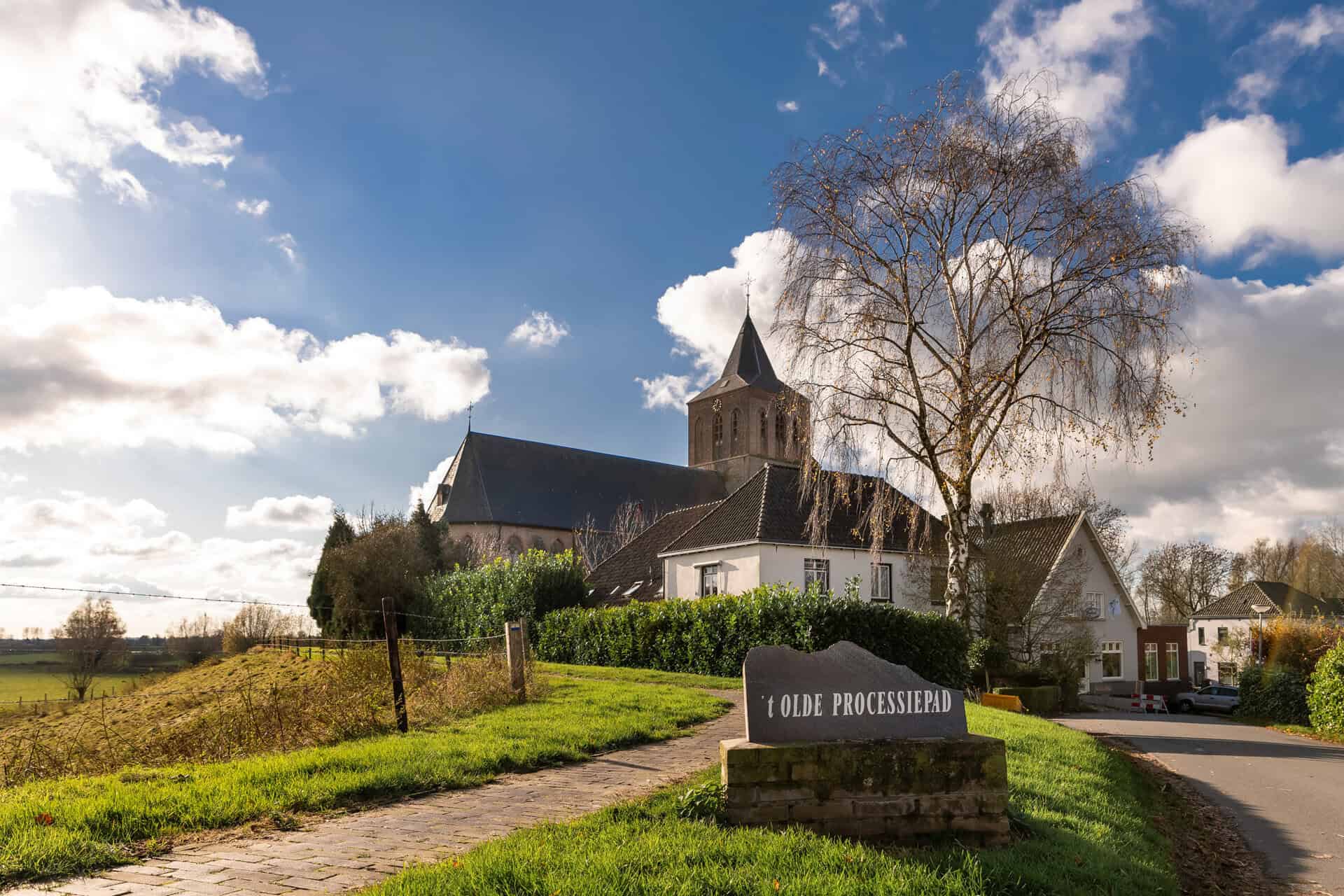 Kerk en landschap op 't Gelders Eiland in Nederland.