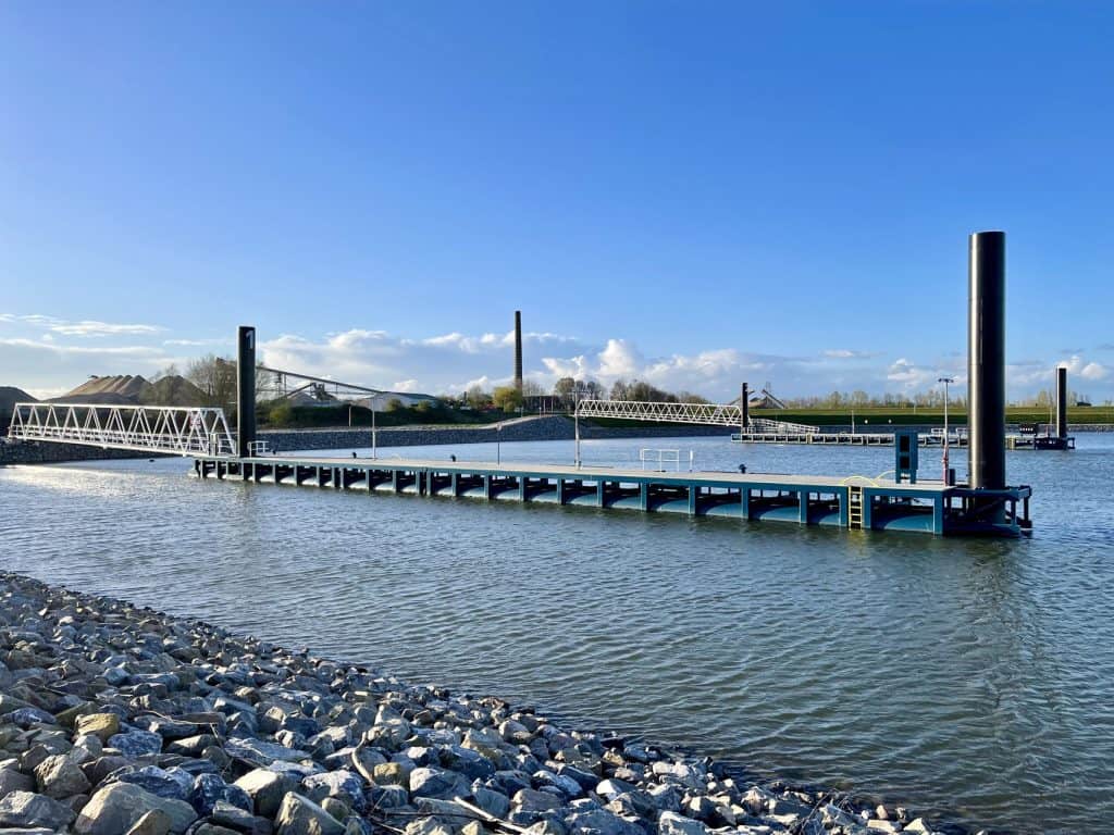 Gelders Eiland haven en brug, met water en kade, onder een heldere blauwe lucht.