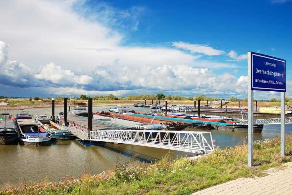 Veerpont en haven op 't Gelders Eiland met boten en aanlegsteiger.