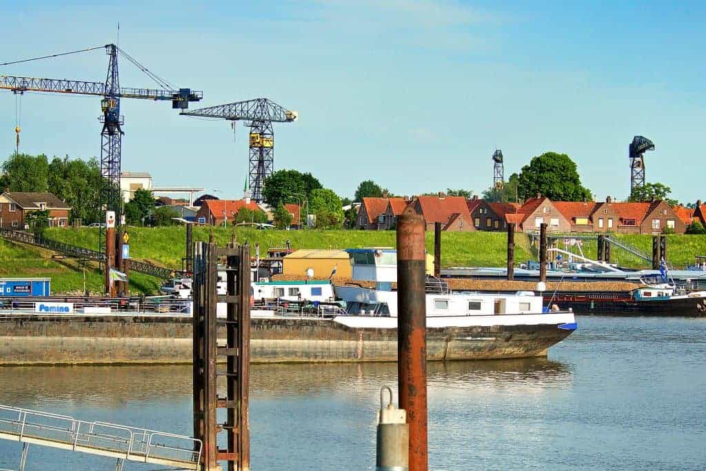 Haven met schepen, bouwkranen en uitzicht op dorp op 't Gelders Eiland.