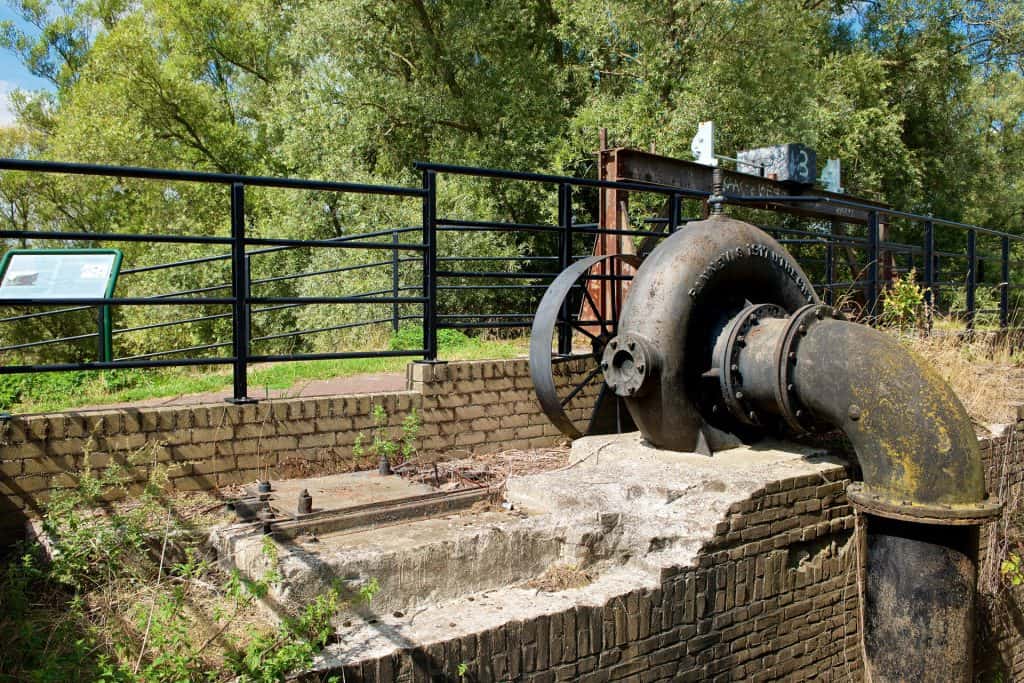 Oude waterpomp met roestige pijp op 't Gelders Eiland.