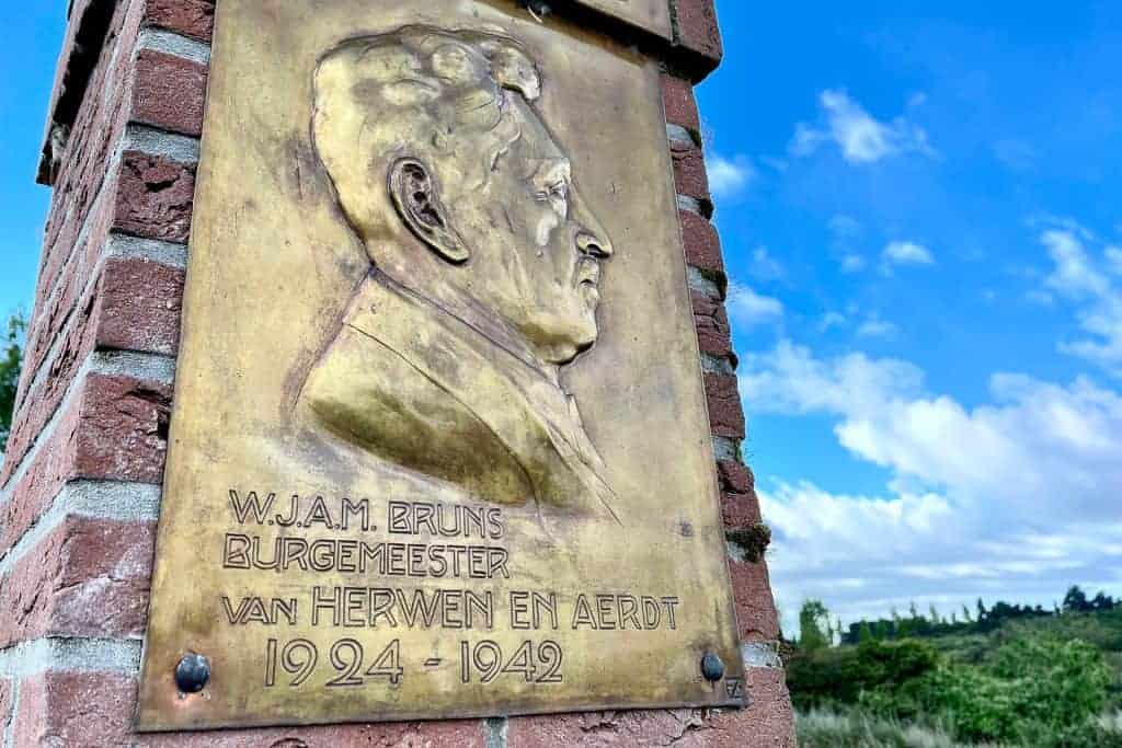 Monument op 't Gelders Eiland met bronzen portret van burgemeester W.J.M. Bruns, ter nagedachtenis a.