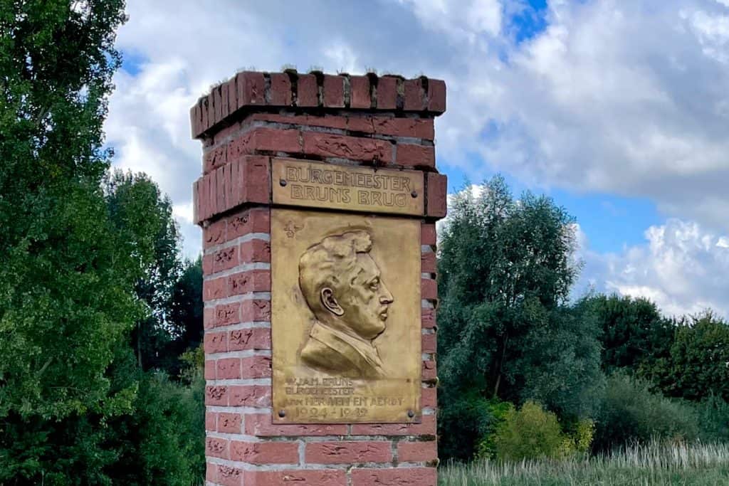 Gedenkmonument op 't Gelders Eiland met portret en inscriptie.