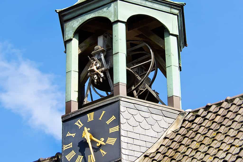 Historische kerktoren met klok en uurwerk op 't Gelders Eiland.