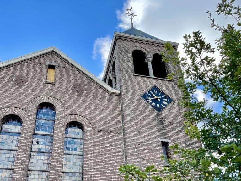 Historische kerk op 't Gelders Eiland met klok en toren.