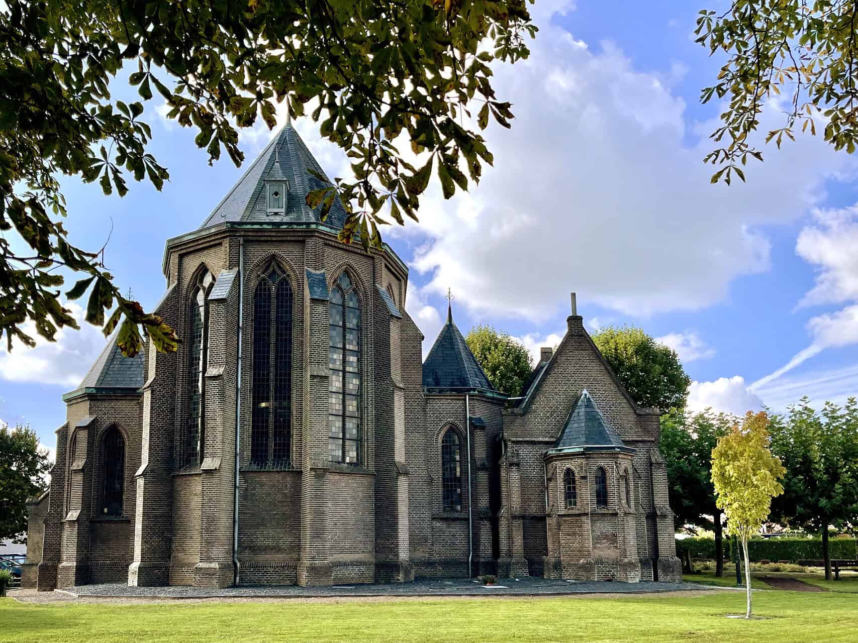 Kerk op 't Gelders Eiland met historische architectuur en groene omgeving.