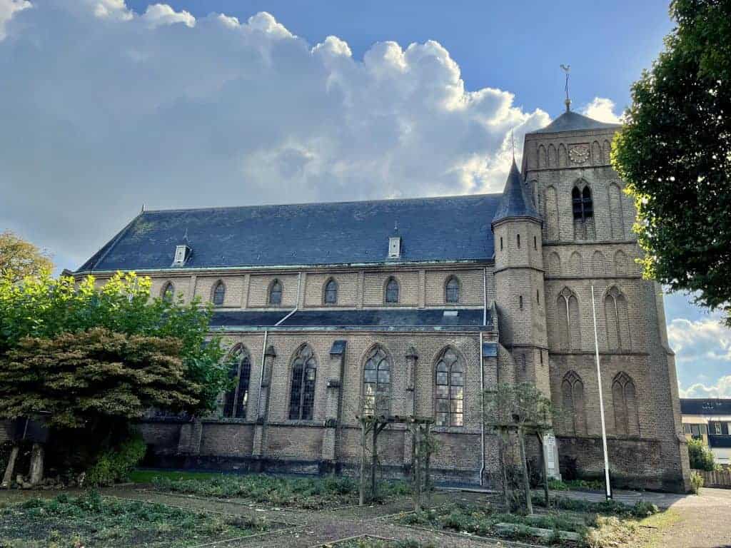 Kerk op 't Gelders Eiland met middeleeuwse architectuur en toren.