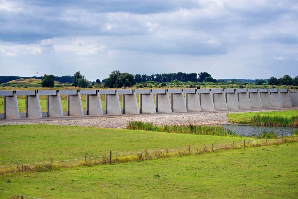 Waterkering op 't Gelders Eiland met sluizen voor waterbeheer en natuurbehoud in de regio Gelderland.
