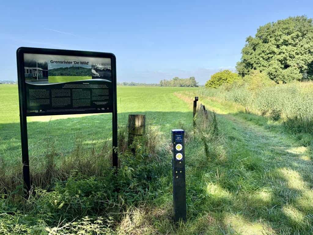 Informatiebord bij het Klompenpad Rijnweidepad op 't Gelders Eiland.