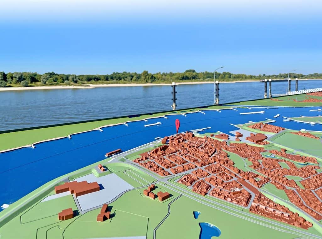 Uitzicht op 't Gelders Eiland met rivier en stad in de verte.
