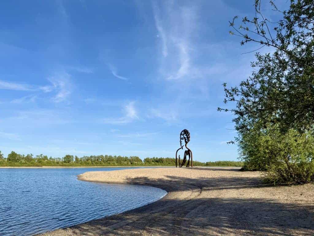 Gelders Eiland, kunstwerk en waterkant, natuur en rust op het eiland.