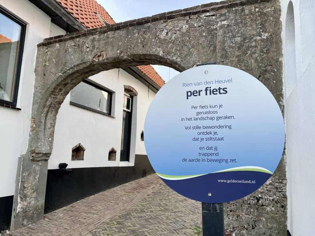 Informatiebord over fietsen op 't Gelders Eiland met uitleg over fietsroutes.