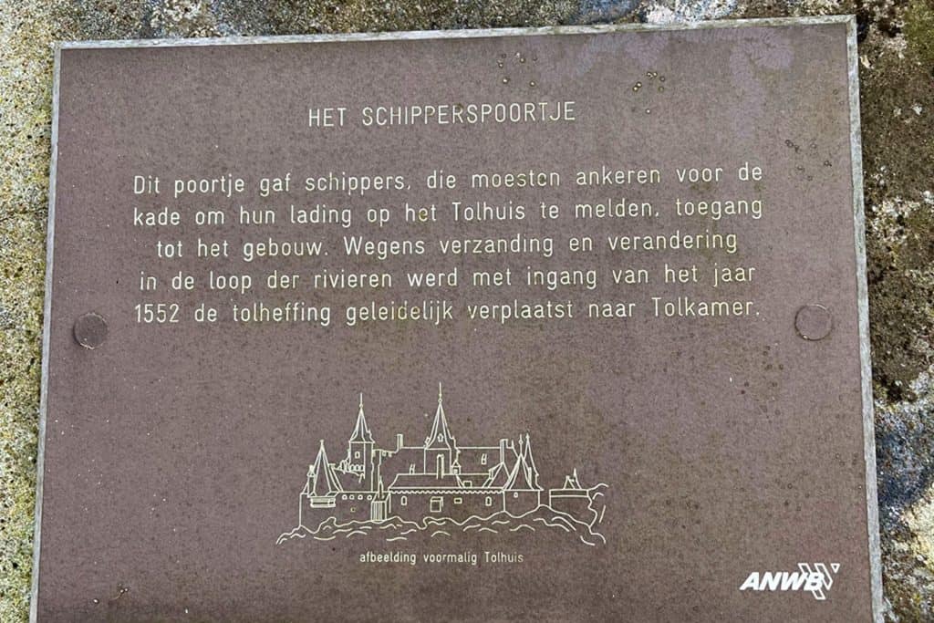 Historisch informatiebord over het schipperspoortje.
