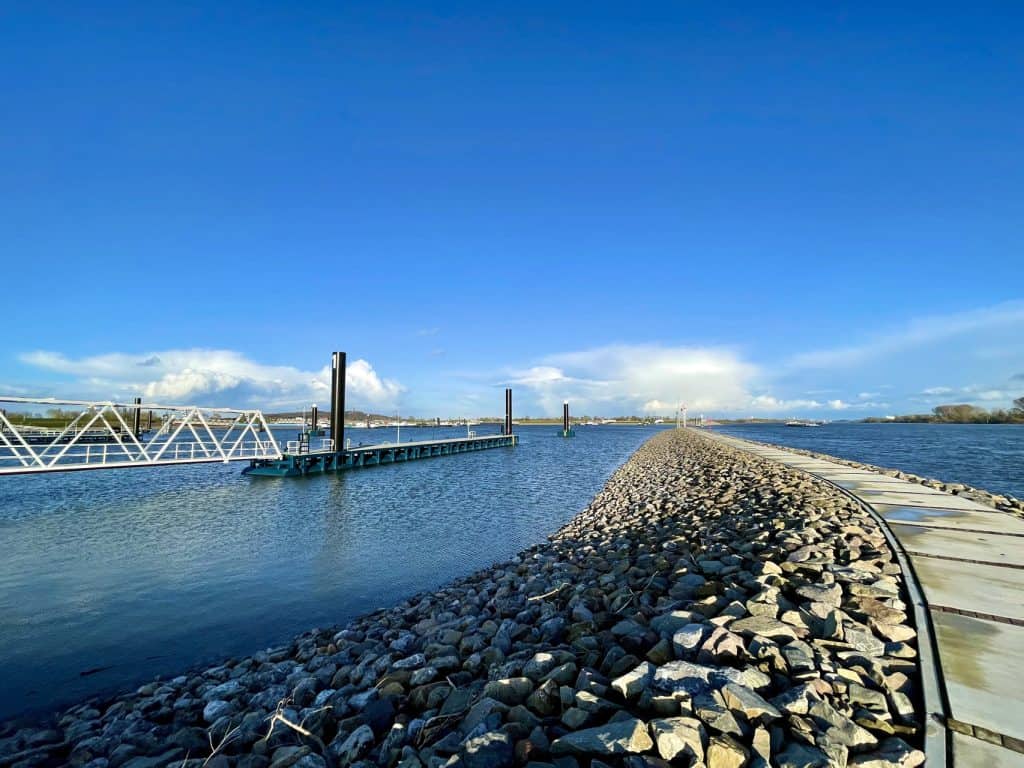 Uitzicht op de rivier en de kade op 't Gelders Eiland.