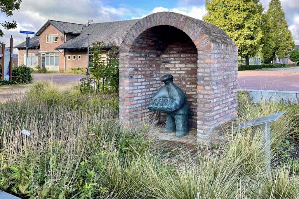 Standbeeld op 't Gelders Eiland met een boog en een beeld van een man.