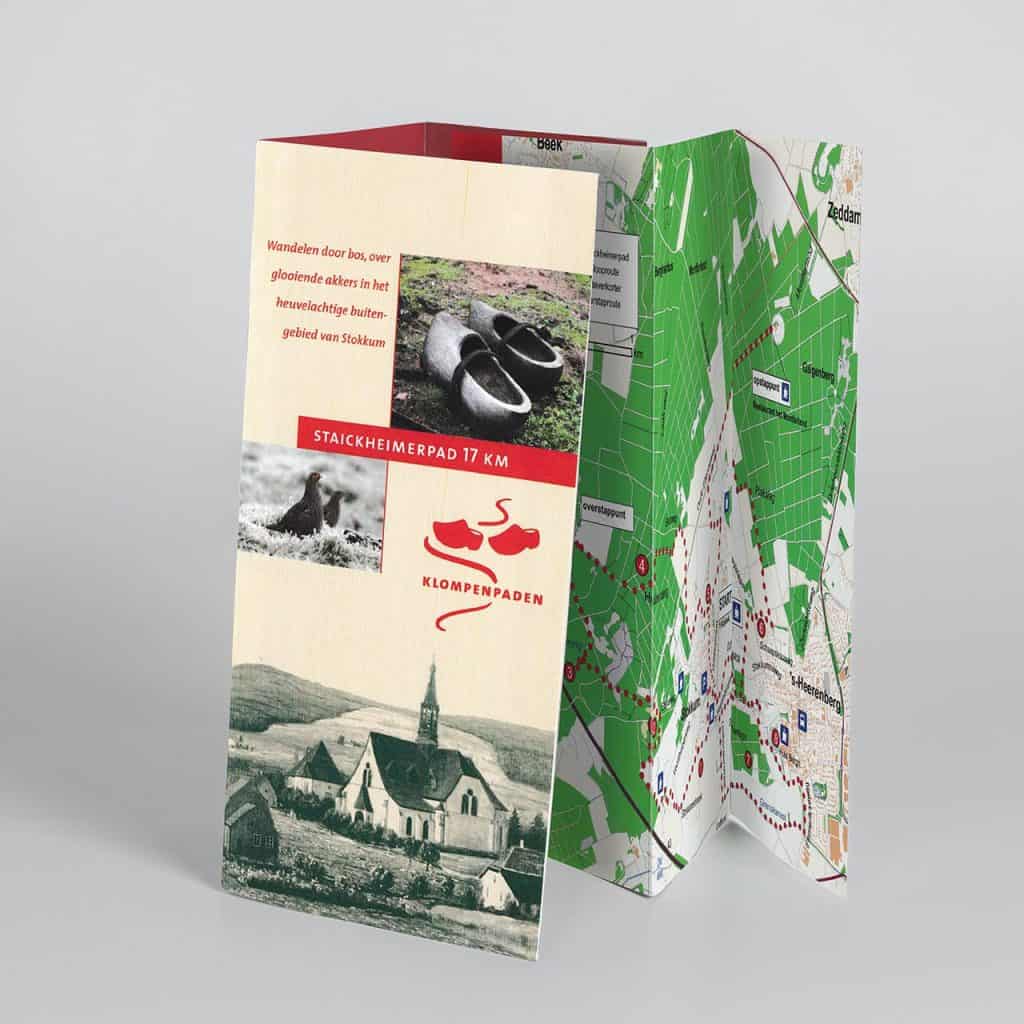 Brochure van het Klompenpad Staickheimerpad met wandelroutekaart.