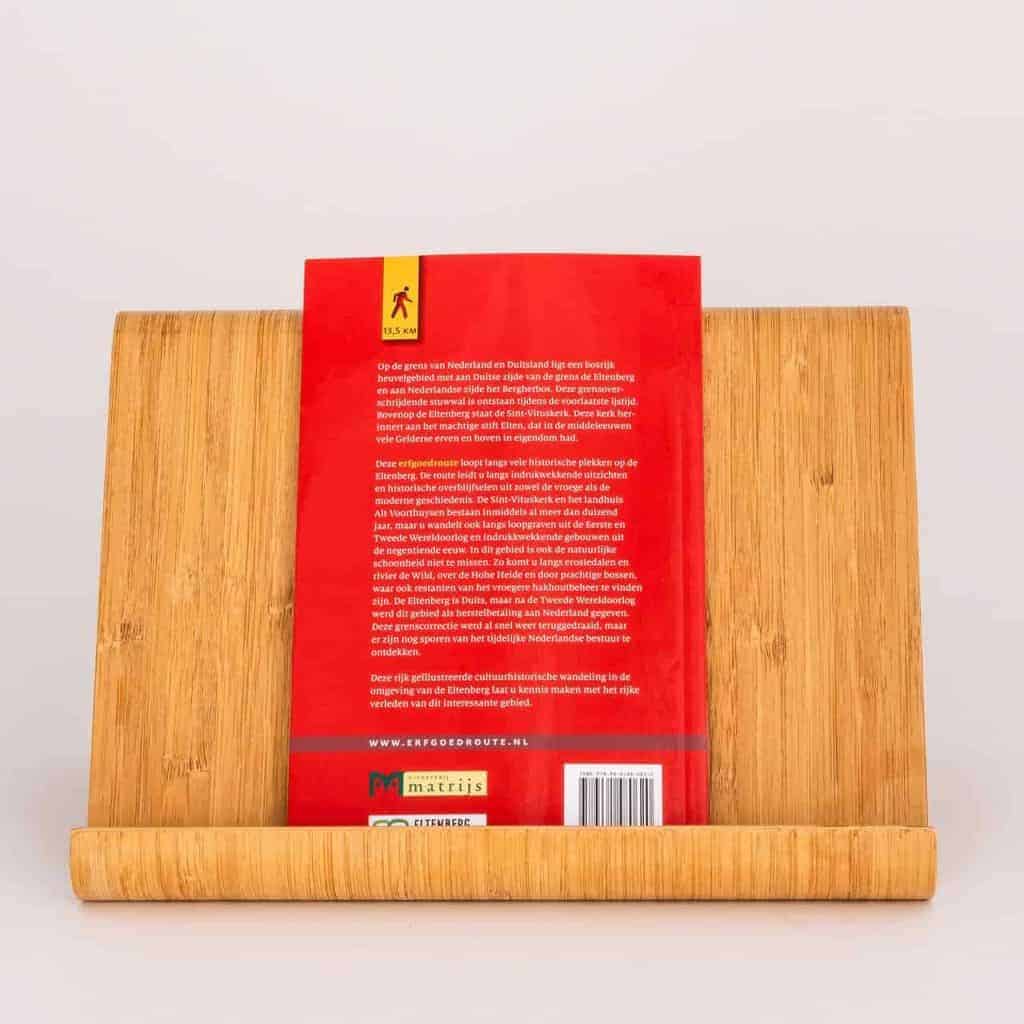 Boek over Eltenberg cultuurhistorie op houten standaard.