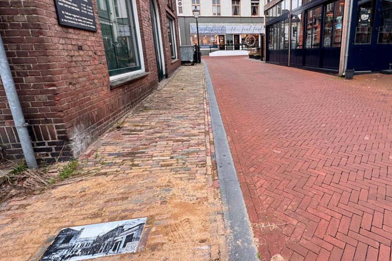 Historische straat met bakstenen en moderne gebouwen op 't Gelders Eiland.