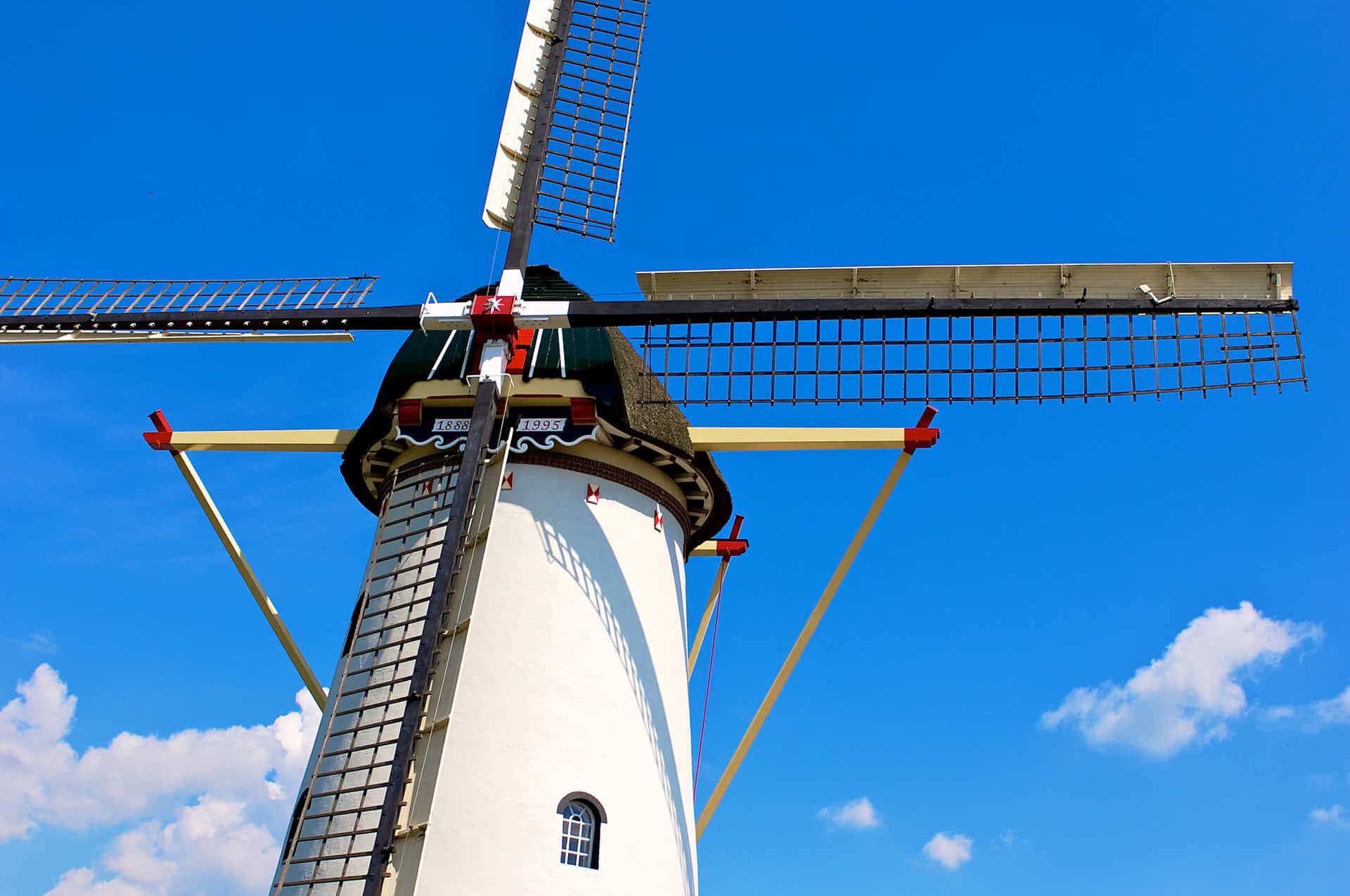 Korenmolen met draaiende wieken op 't Gelders Eiland, iconisch symbool van de regio.