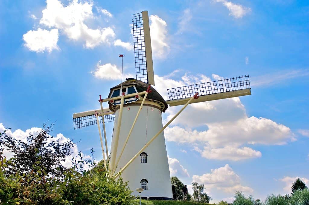 Traditionele korenmolen op 't Gelders Eiland met blauwe lucht en wolken.