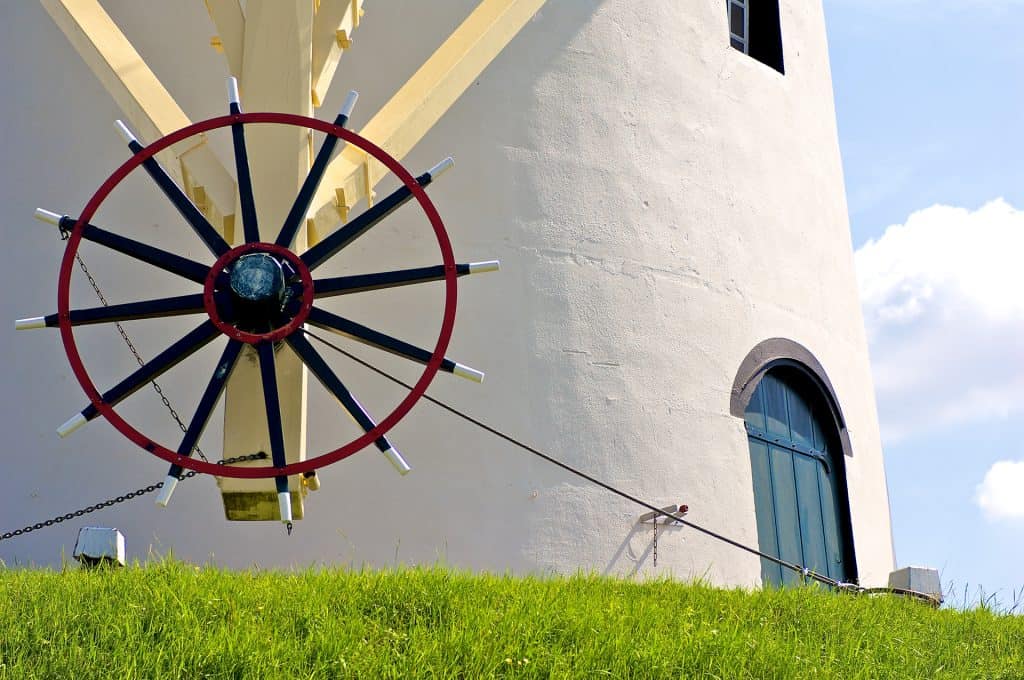 Traditionele korenmolen op 't Gelders Eiland met blauwe deur en windwijzer.