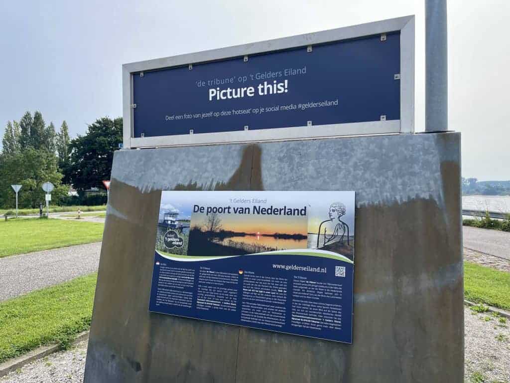 Informatiebord over de haven en bezienswaardigheden op 't Gelders Eiland, ideaal voor toeristen en b.