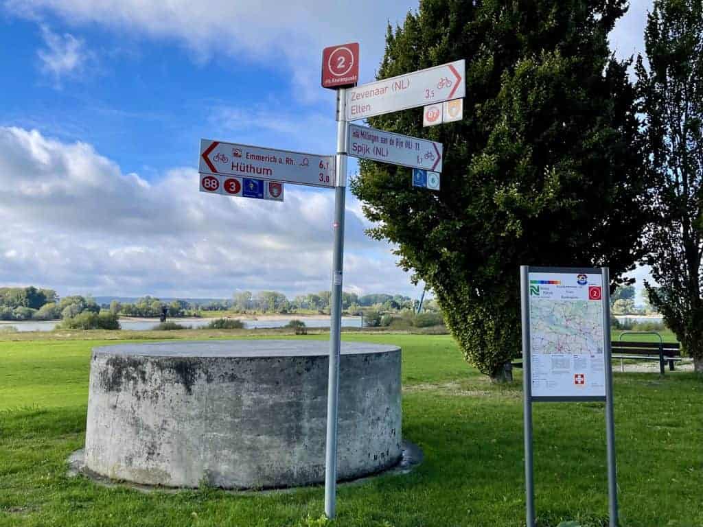 Wandelroute bordjes en kaart op 't Gelders Eiland, Gelderland, Nederland.