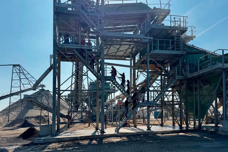 Stalen industriële structuur met ladders en platforms op 't Gelders Eiland.